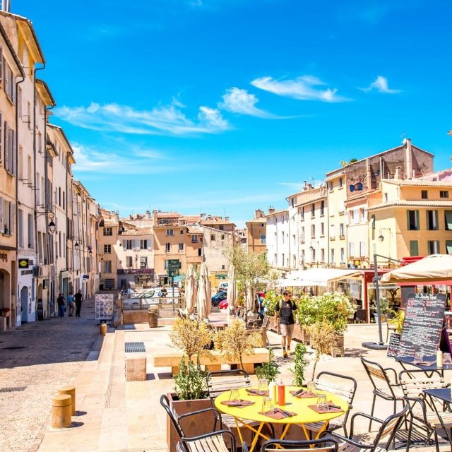 Vue du cours Mirabeau à Aix-en-Provence avec ses terrasses de café et ses commerces locaux optimisés pour le référencement local avec BravoClient.