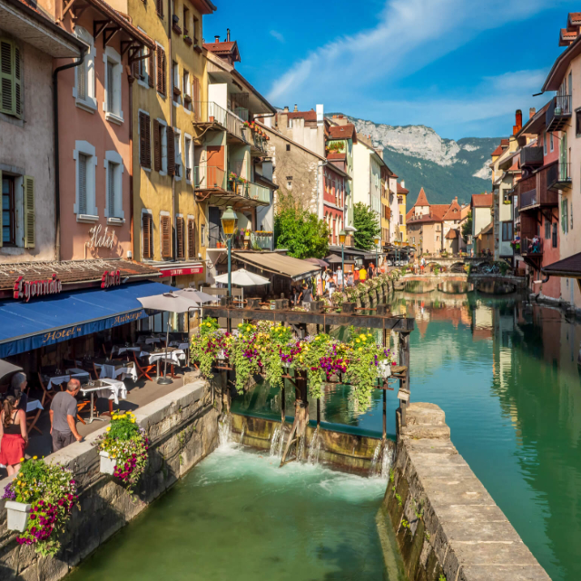Vue du canal du Thiou à Annecy avec ses commerces colorés et ses restaurants optimisés pour le référencement local avec BravoClient.