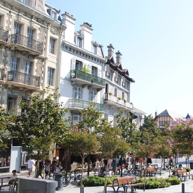 Vue de la Grande Plage de Biarritz avec ses surfeurs et ses restaurants optimisés pour le référencement local avec BravoClient.