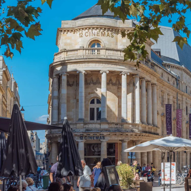 Vue de Bordeaux avec la place de la Bourse et ses commerces locaux optimisés pour le référencement local avec BravoClient.