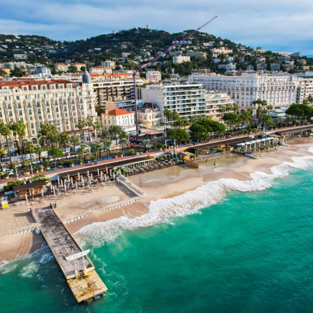 Vue de la Croisette de Cannes avec ses hôtels de luxe et ses restaurants optimisés pour le référencement local avec BravoClient.