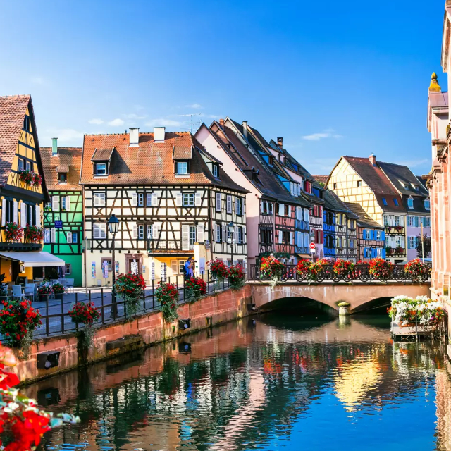 Vue de la Petite Venise de Colmar avec ses maisons alsaciennes colorées et ses restaurants optimisés pour le référencement local avec BravoClient.