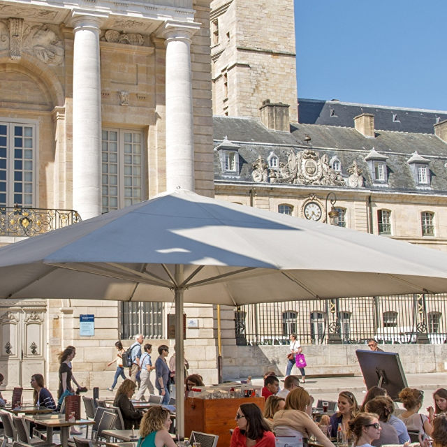 Vue du centre historique de Dijon avec ses toits à tuiles vernissées et ses restaurants gastronomiques optimisés pour le référencement local avec BravoClient.