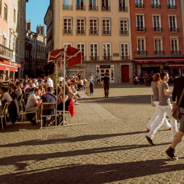 Vue de Grenoble avec les Alpes en arrière-plan et ses commerces locaux optimisés pour le référencement local avec BravoClient.