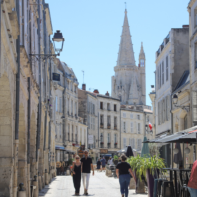 Vue du Vieux-Port de La Rochelle avec ses tours médiévales et ses restaurants optimisés pour le référencement local avec BravoClient.