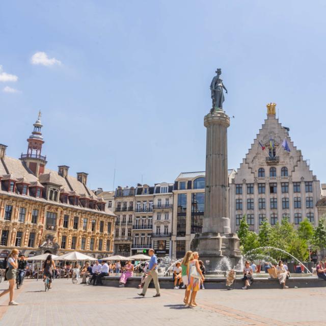 Vue de Lille avec la Grand-Place et ses commerces locaux optimisés pour le référencement local avec BravoClient.