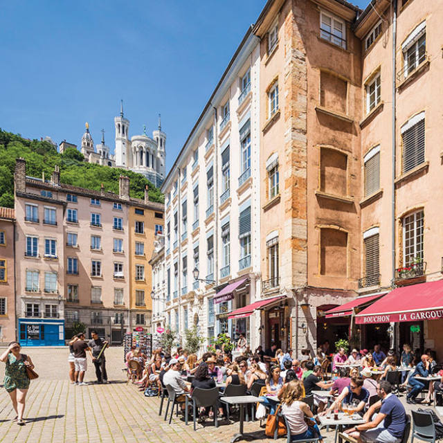 Vue de Lyon avec le Vieux-Lyon et la basilique de Fourvière, capitale gastronomique mondiale optimisée pour le référencement local avec BravoClient.