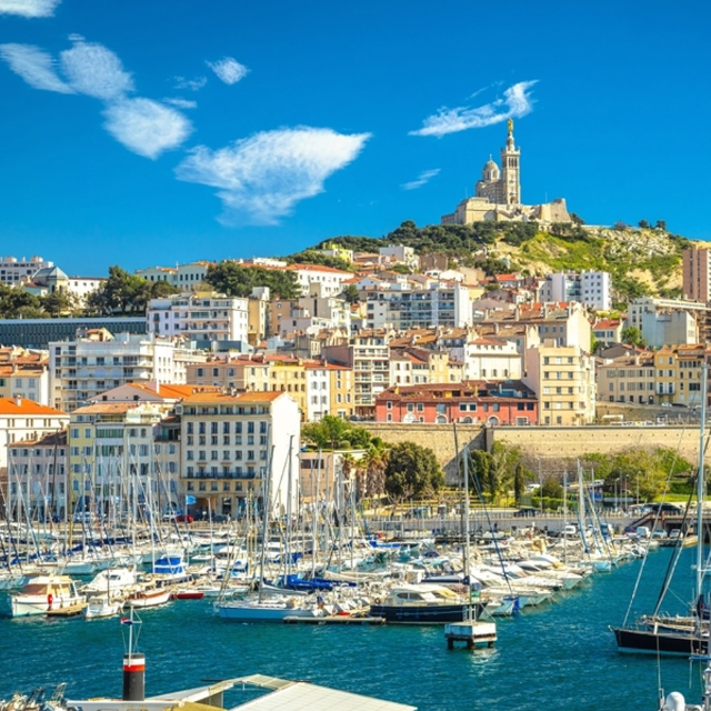 Vue du Vieux-Port de Marseille avec ses commerces locaux optimisés pour le référencement local avec BravoClient.