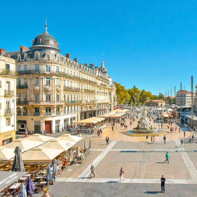 Vue de la Place de la Comédie à Montpellier avec ses commerces locaux optimisés pour le référencement local avec BravoClient.