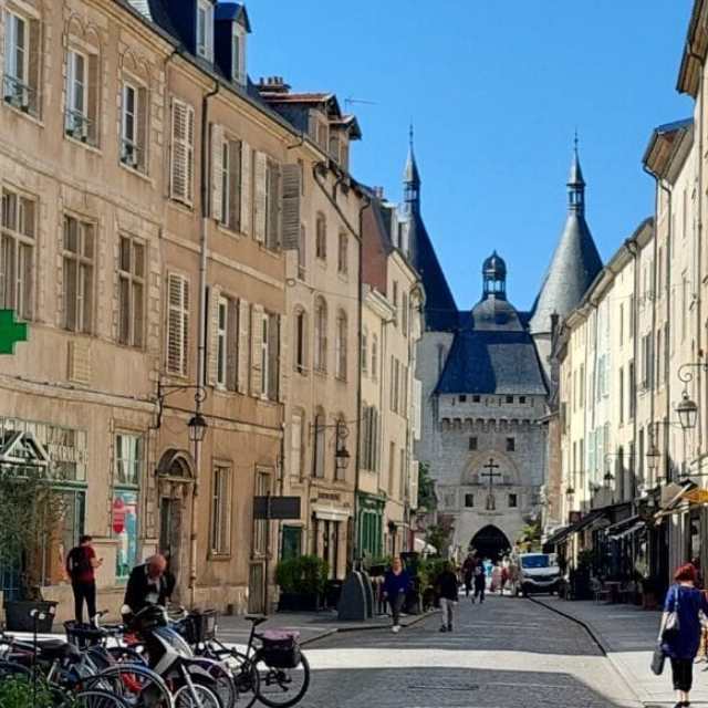 Vue de la Place Stanislas de Nancy illuminée avec ses commerces et restaurants optimisés pour le référencement local avec BravoClient.