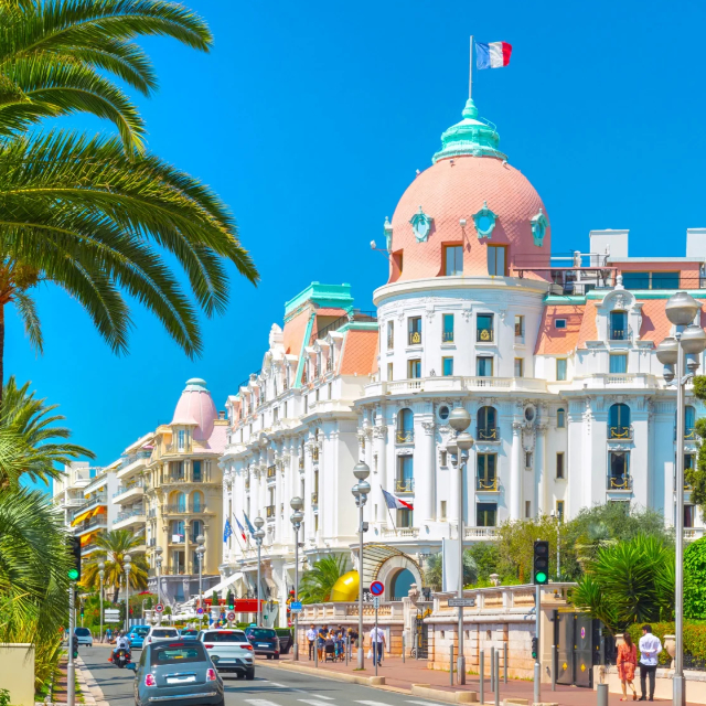 Vue de la Promenade des Anglais à Nice avec ses commerces locaux optimisés pour le référencement local avec BravoClient.