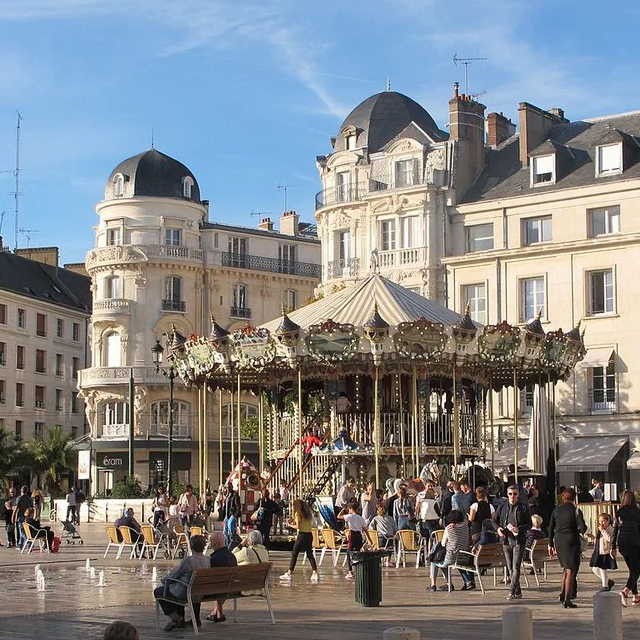 Vue de la cathédrale Sainte-Croix d'Orléans et des quais de Loire avec ses commerces locaux optimisés pour le référencement local avec BravoClient.