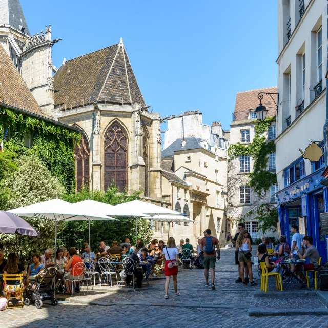Vue des toits de Paris avec ses commerces locaux optimisés pour le référencement local avec BravoClient.