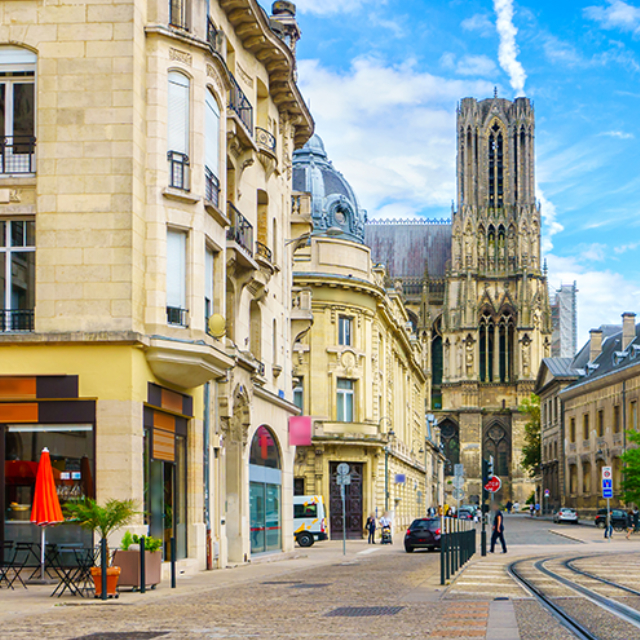 Vue de la cathédrale Notre-Dame de Reims et de ses commerces locaux optimisés pour le référencement local avec BravoClient.