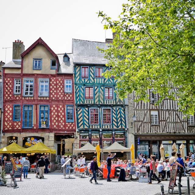 Vue du centre historique de Rennes avec ses maisons à colombages et ses commerces locaux optimisés pour le référencement local avec BravoClient.