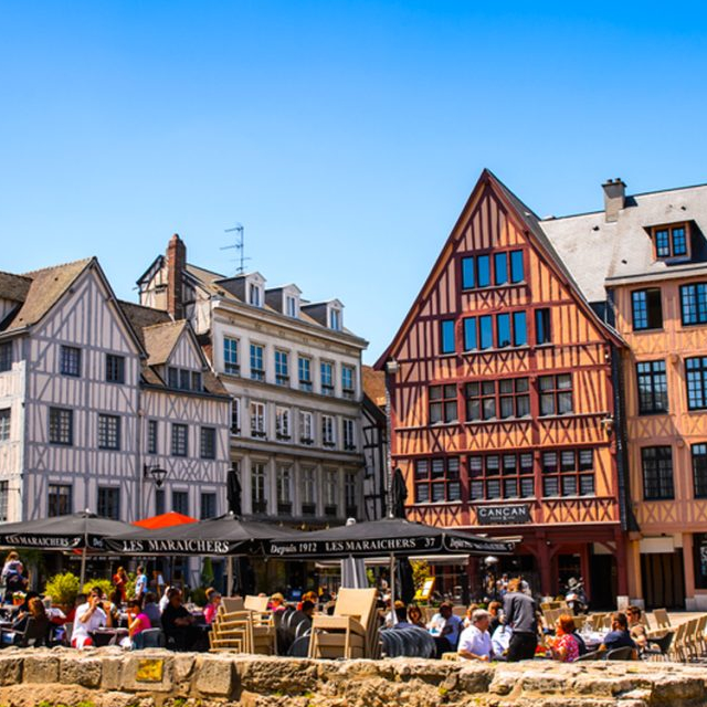Vue des toits de Rouen avec sa cathédrale gothique et ses colombages normands, commerces locaux optimisés pour le référencement local avec BravoClient.