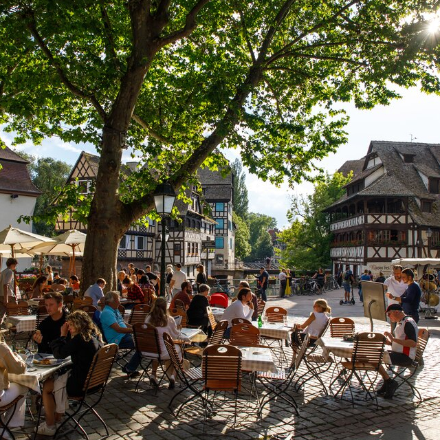 Vue de Strasbourg avec la Petite France et ses commerces locaux optimisés pour le référencement local avec BravoClient.