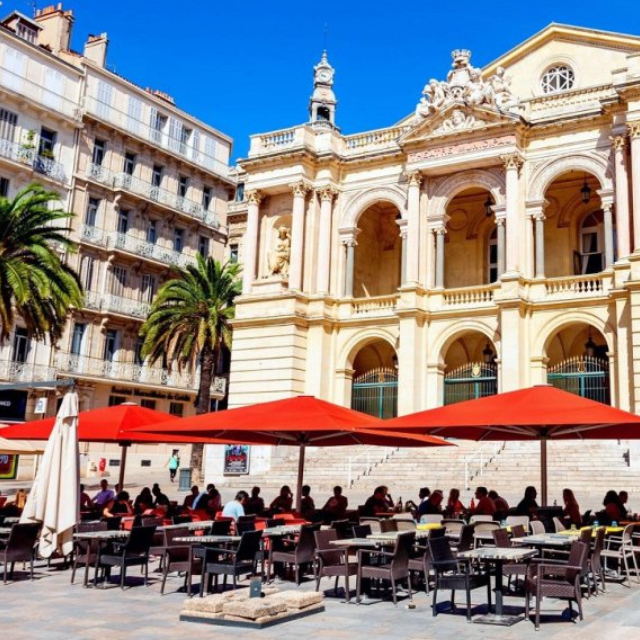 Vue du port de Toulon avec ses commerces locaux et restaurants optimisés pour le référencement local avec BravoClient.